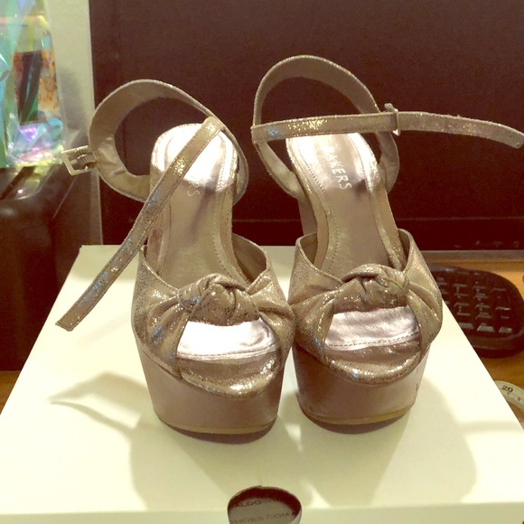 Wedge - Picture 1 of 5